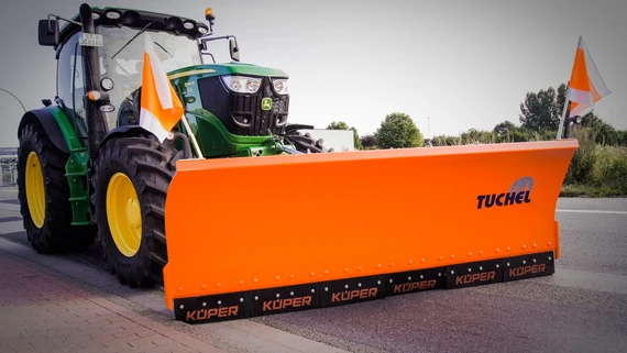 Tuchel-Snow SF Schneeräumschild mit Küper-Schürfleisten an einem Traktor für den professionellen Winterdienst