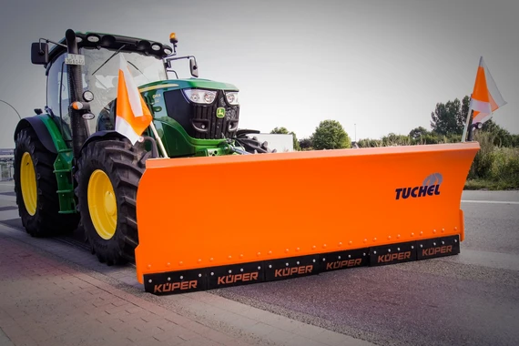 Tuchel-Snow SF Schneeräumschild mit Küper-Schürfleisten an einem Traktor für den professionellen Winterdienst