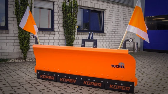 Tuchel-Snow SK-F Schneeschild mit Küper-Verschleißleisten und Warnflaggen auf dem Betriebsgelände