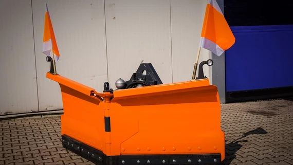 Tuchel Vario-Schneeschild in Keilform mit Warnflaggen auf einem Betriebshof